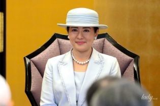 В светлом наряде и с розовой помадой: императрица Японии Масако на торжественной церемонии