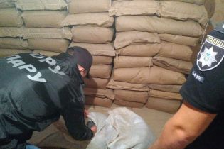 Понад сім тонн наркотиків, зброя та півмільйона готівки. На Одещині накрили наркокартель