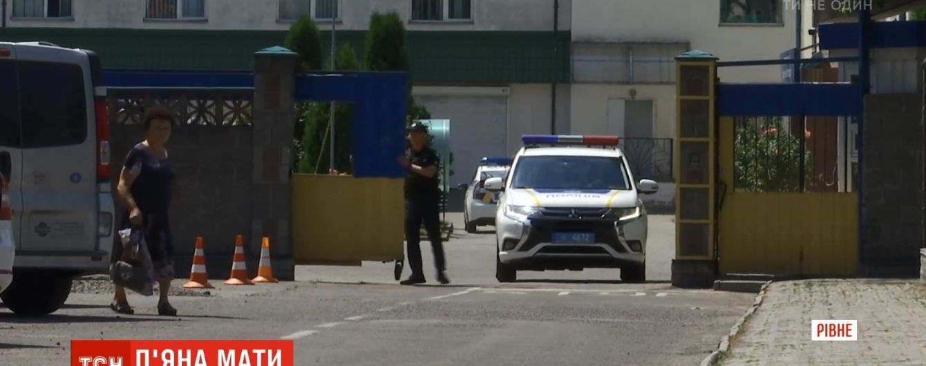 Едва стояла на ногах: в Ровно пьяная мать курила возле коляски с младенцем и ругала полицию