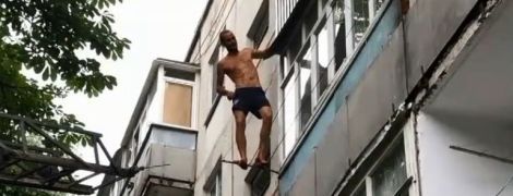 У Сумах працівники ДСНС урятували чоловіка, який хотів стрибнути з балкону