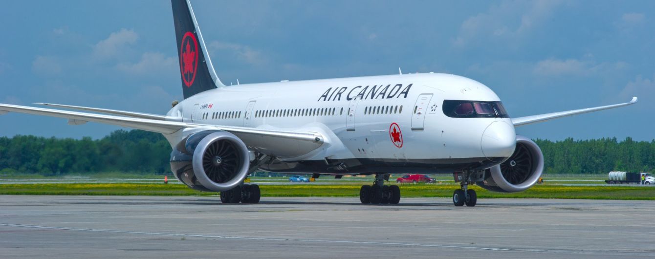 У авіакомпанії Air Canada забули пасажирку на борту літака