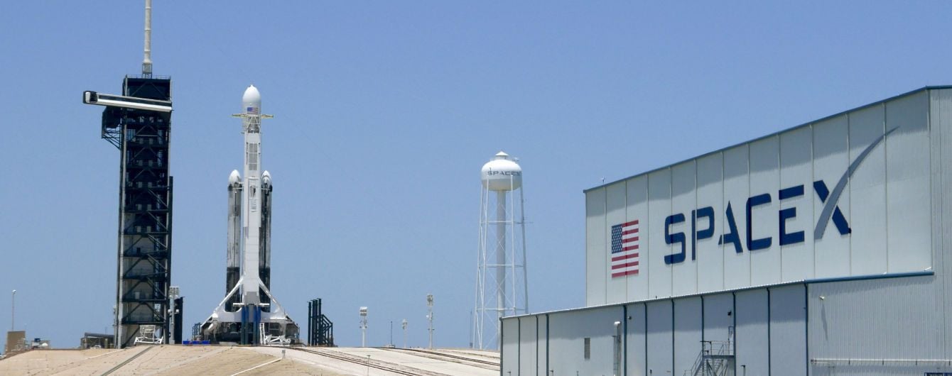 SpaceX запустила ракету Falcon Heavy с прахом 152 человек. Ее ступень промахнулась и взорвалась