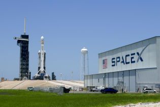 Щонайменше двоє співробітників SpaceX заразилися коронавірусом - ЗМІ