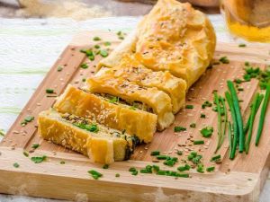 Пирог с луком, сыром и зеленью
