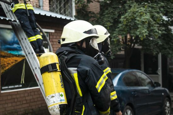 У Києві обстріляли рятувальників, які гасили пожежу