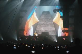 Зажигательные треки, украинский флаг и зарубежные фаны: как прошло грандиозное шоу Армина Ван Бюрена в Киеве