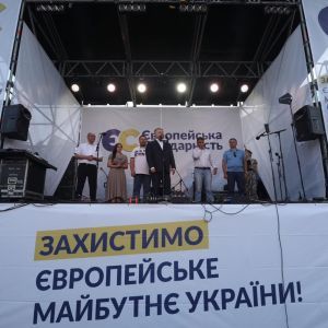 На Львовщине митинг Порошенко закидали дымовыми шашками