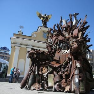 На Майдані Незалежності встановили 600-кілограмовий "Залізний трон" з уламків військової техніки