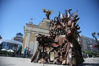 На Майдане Независимости установили 600-килограммовый "Железный трон" из обломков военной техники