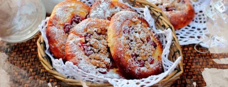 Булочки с вишнями и творогом