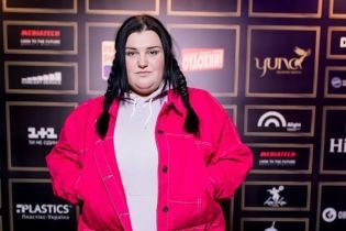 "Тоже хорошо": alyona alyona в купальнике показалась в озере в Барышевке