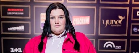 "Тоже харашо": alyona alyona у купальнику показалася в озері у Баришівці