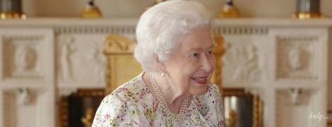 В новом цветочном платье: 93-летняя королева Елизавета II на приеме во дворце