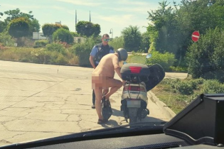 У Німеччині голий скутерист відбувся вимогою одягнути штани