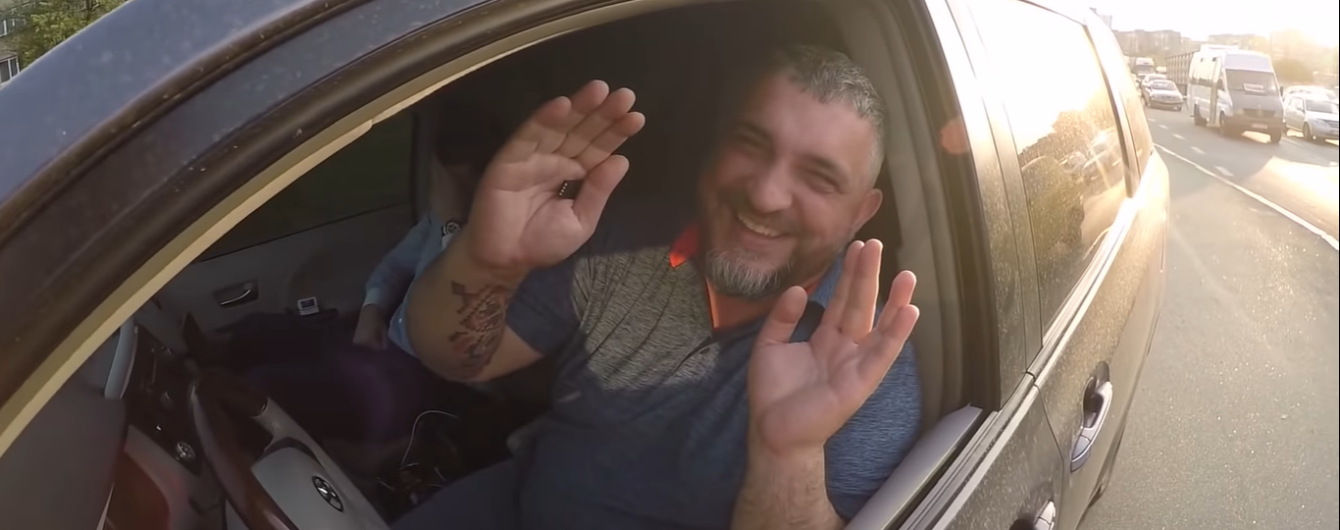 Главный "евробляхер" попался, когда объезжал пробку по тротуару. Видео