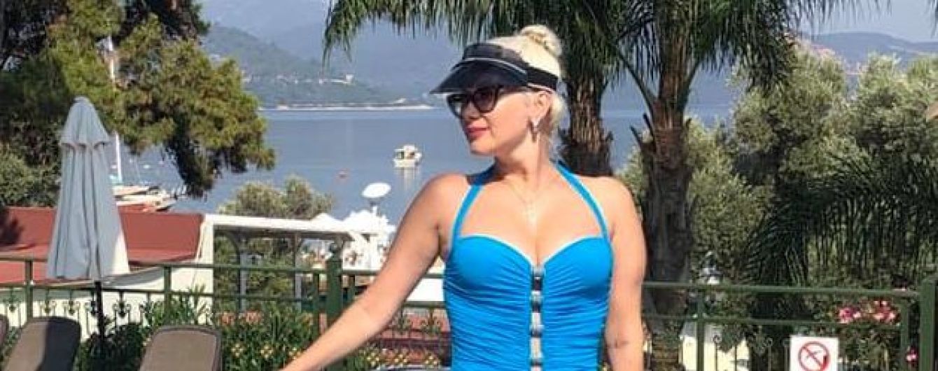 В комбинезоне со смелым декольте: Екатерина Бужинская наслаждается отдыхом в Турции
