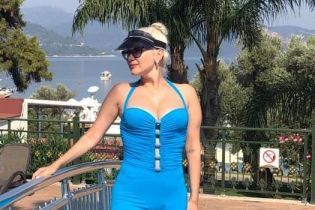 В комбинезоне со смелым декольте: Екатерина Бужинская наслаждается отдыхом в Турции