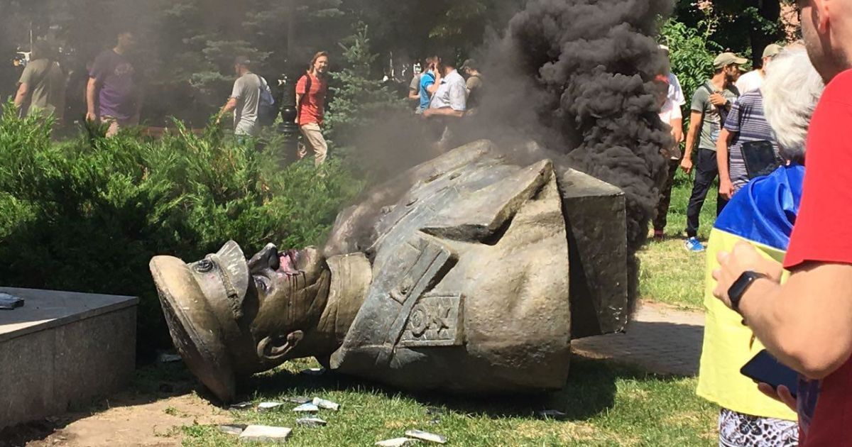 У міськраді Харкова прокоментували нічну заміну табличок на скандальному проспекті Жукова