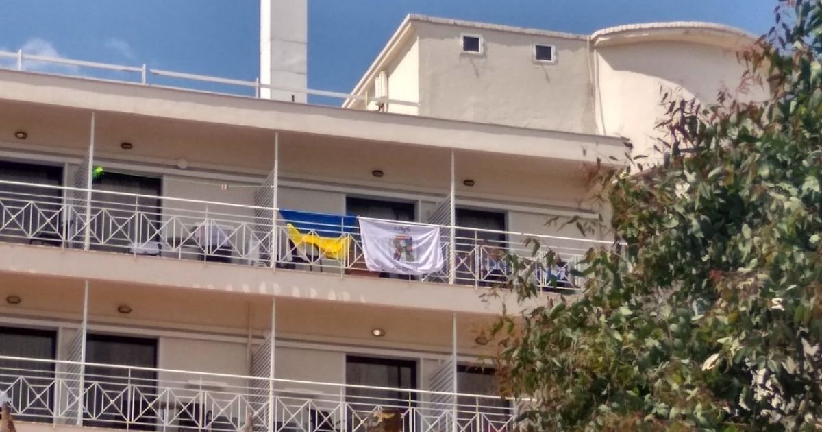 Скандал із прапором України. 30 дітей погрожували виселити з готелю у Греції через стяги