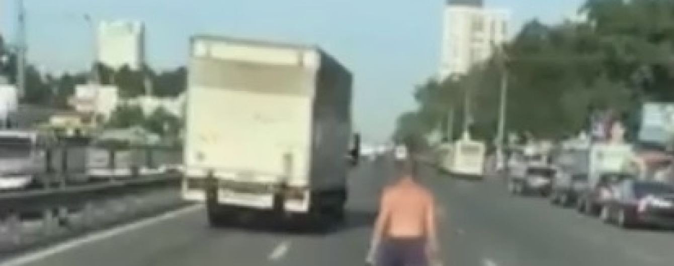 "На Киев движется машина": в соцсетях смеются с пешехода с "повадками" Т-1000