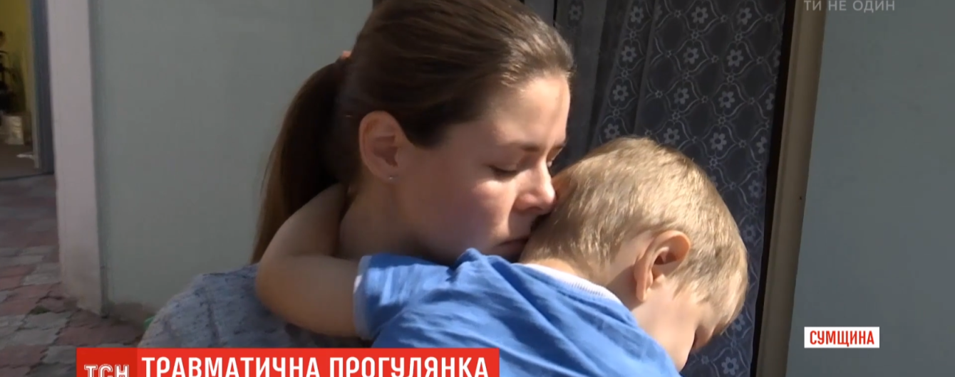 На Сумщине 2-летнего ребенка привалило незакрепленной скамейкой