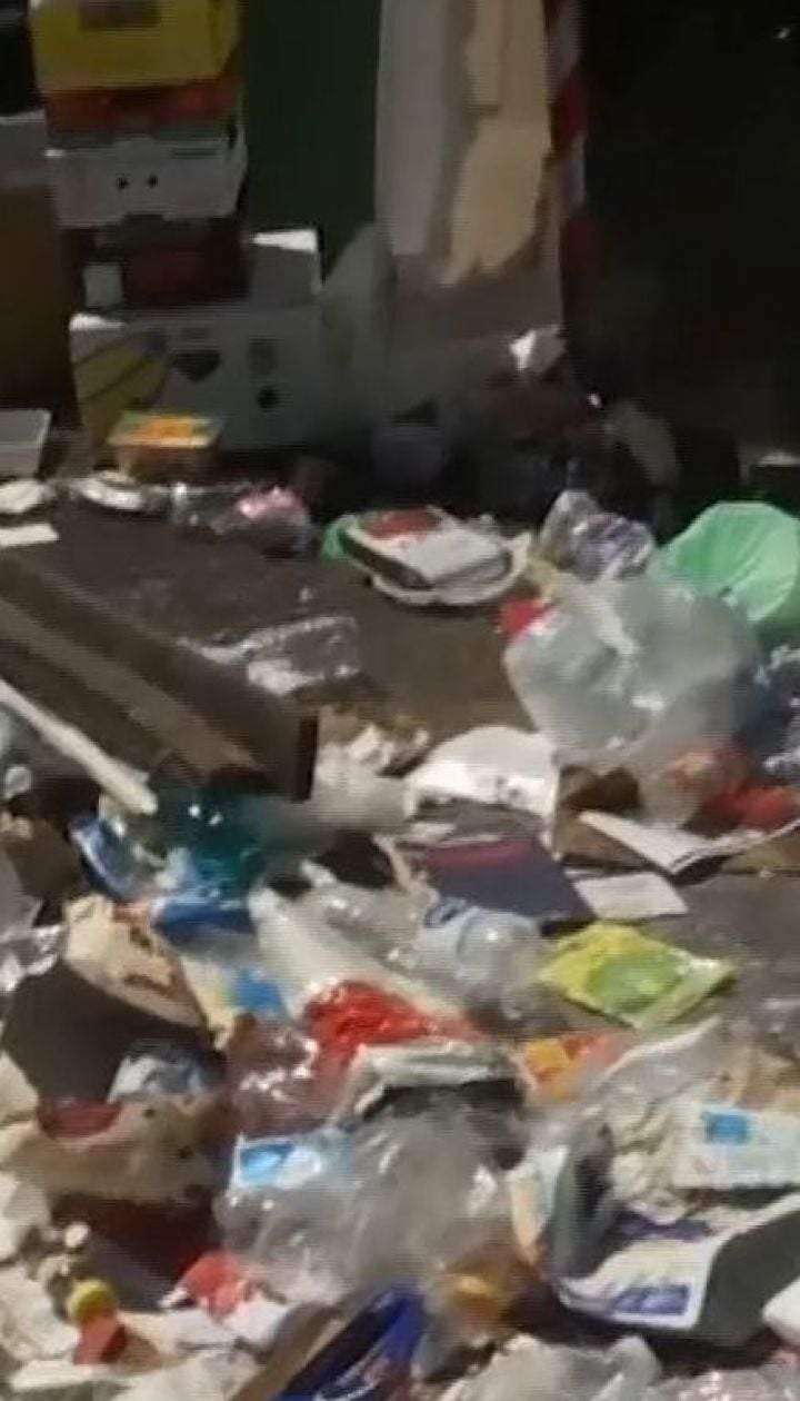 Сміттєва криза в Римі: містяни і туристи скаржаться на сморід і купи мотлоху