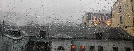 "Всі фоткають хмари, ніхто не працює". Реакція мережі на потужний дощ у Києві