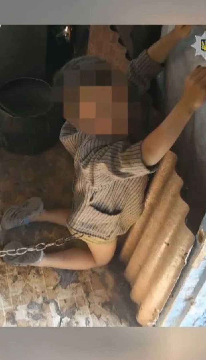 На Луганщине родители привязали 6-летнего сына металлической цепью к входной двери