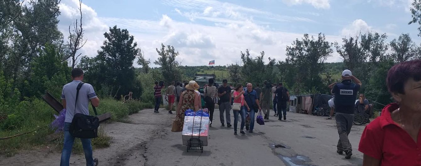 "Давайте делайте мост, чтобы фашистов-галичан этих не было": что происходит на "границе" в Станице Луганской