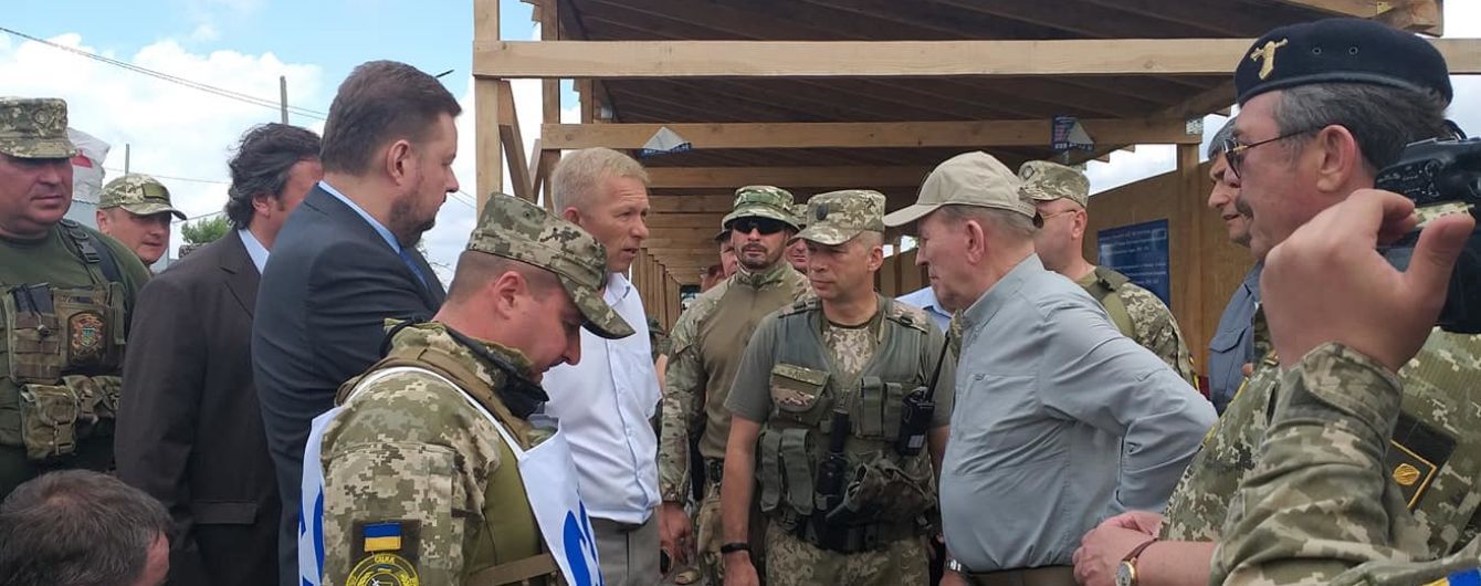 Кучма посетил Станицу Луганскую: военных и боевиков разделяют 2 км