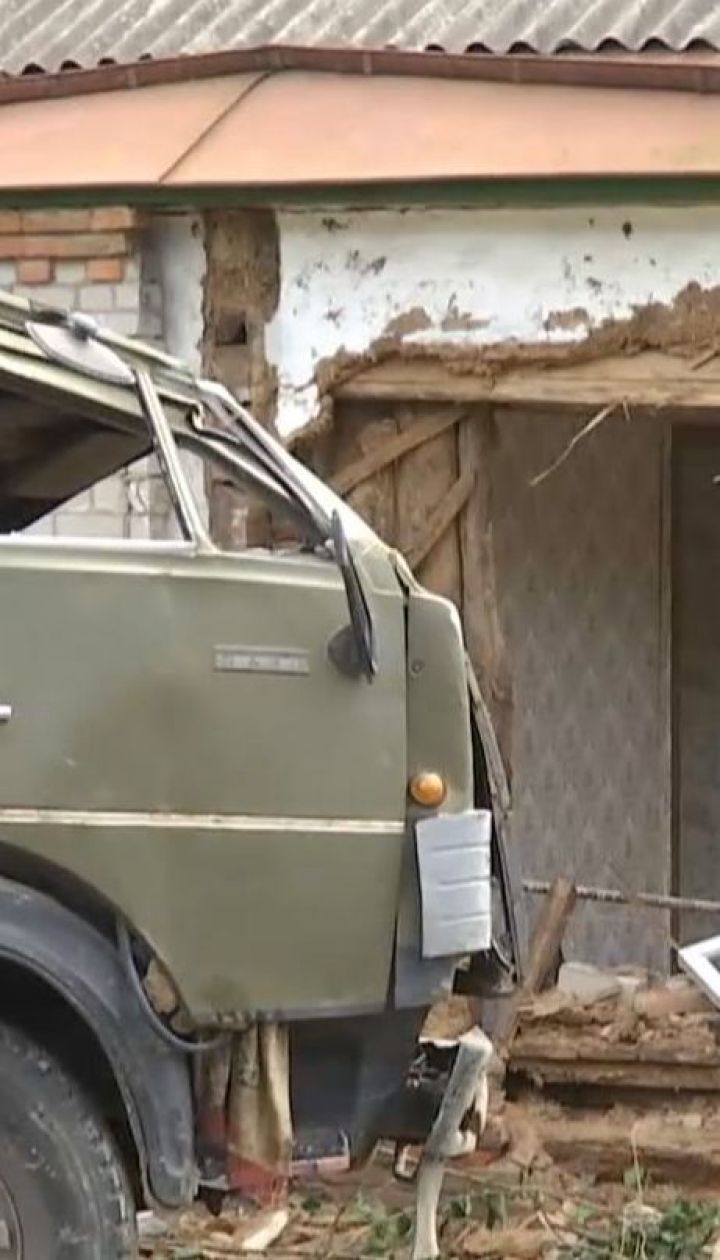 Вантажівка в'їхала в сільський будинок на Харківщині