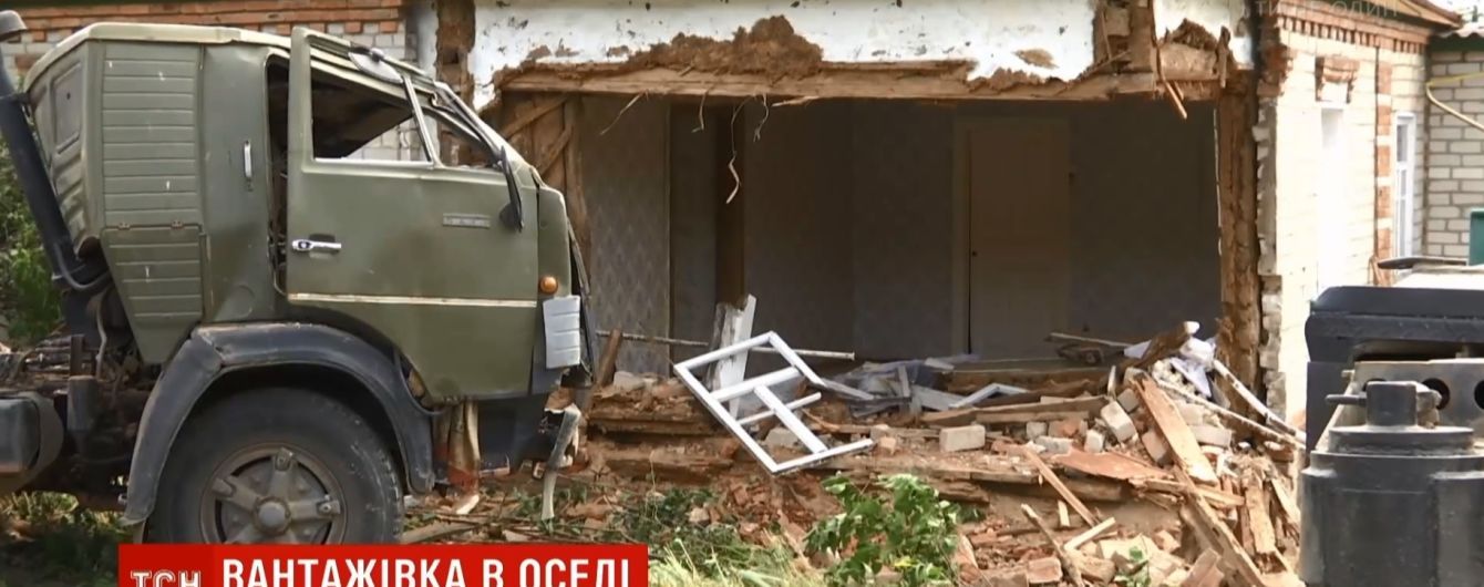 Під Харковом вантажівка в’їхала в житловий будинок