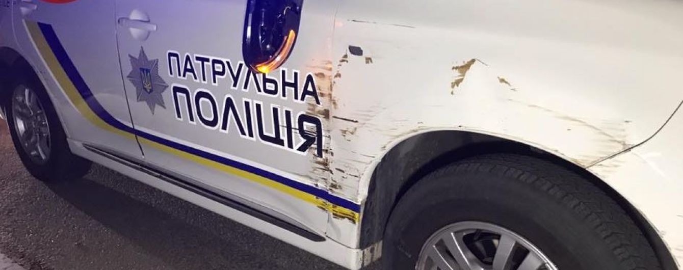Водій напідпитку в'їхав у патрульне авто у Києві і намагався втекти