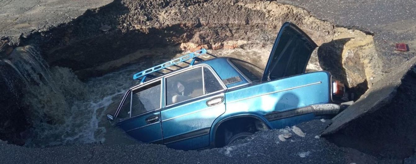 В Полтаве машину во время движения "поглотил" асфальт