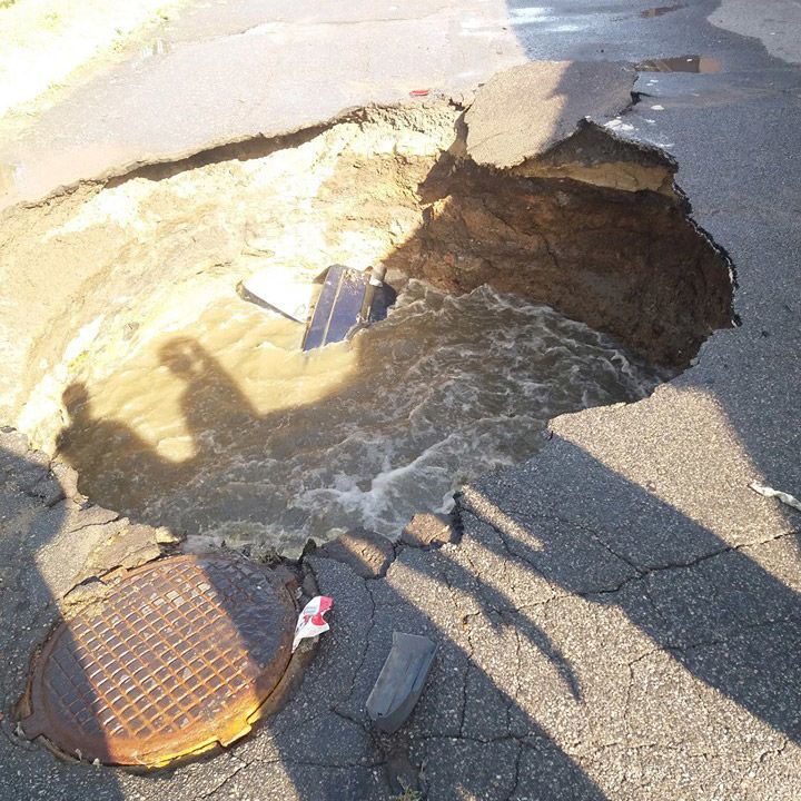 машина провалилась під асфальт, полтава 3