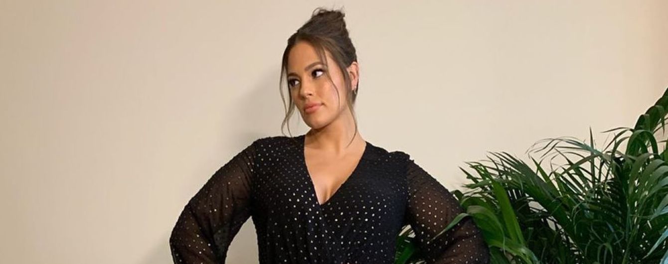 Акцент на ноги: модель plus-size Эшли Грэм позировала в мини-платье