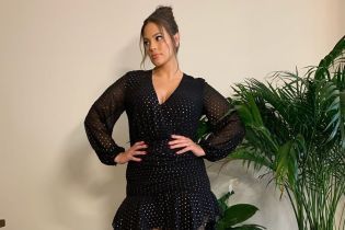 Акцент на ноги: модель plus-size Эшли Грэм позировала в мини-платье