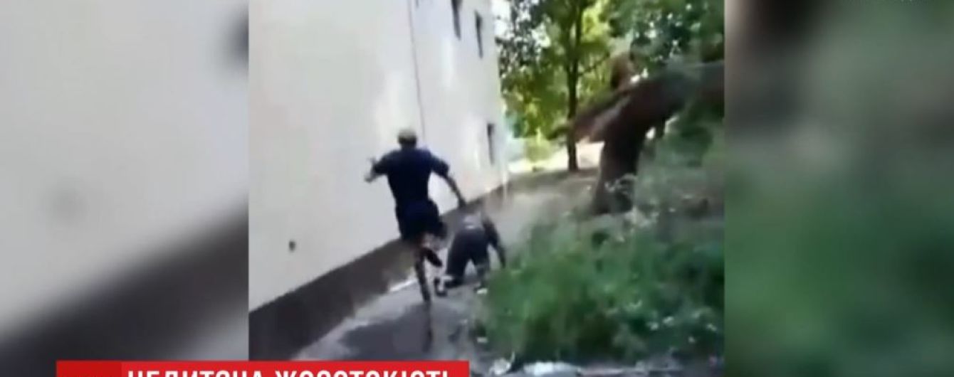 У Києві підлітки побили безхатька і виклали відео в Інтернет: над ними вчинили самосуд