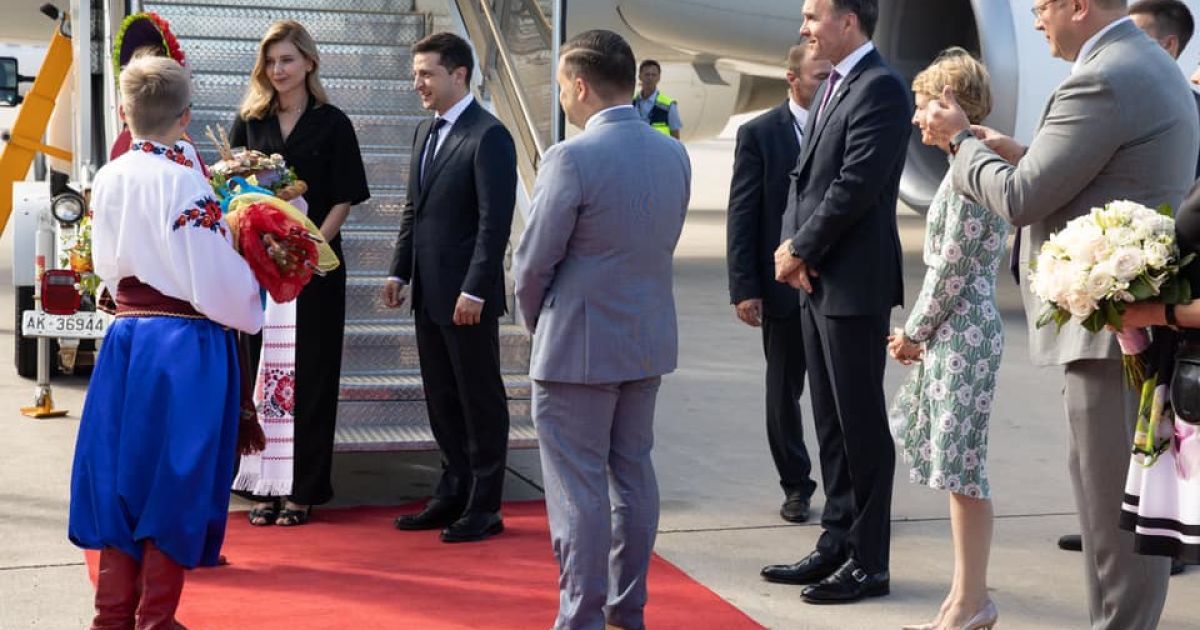 Зеленский прилетел в Канаду