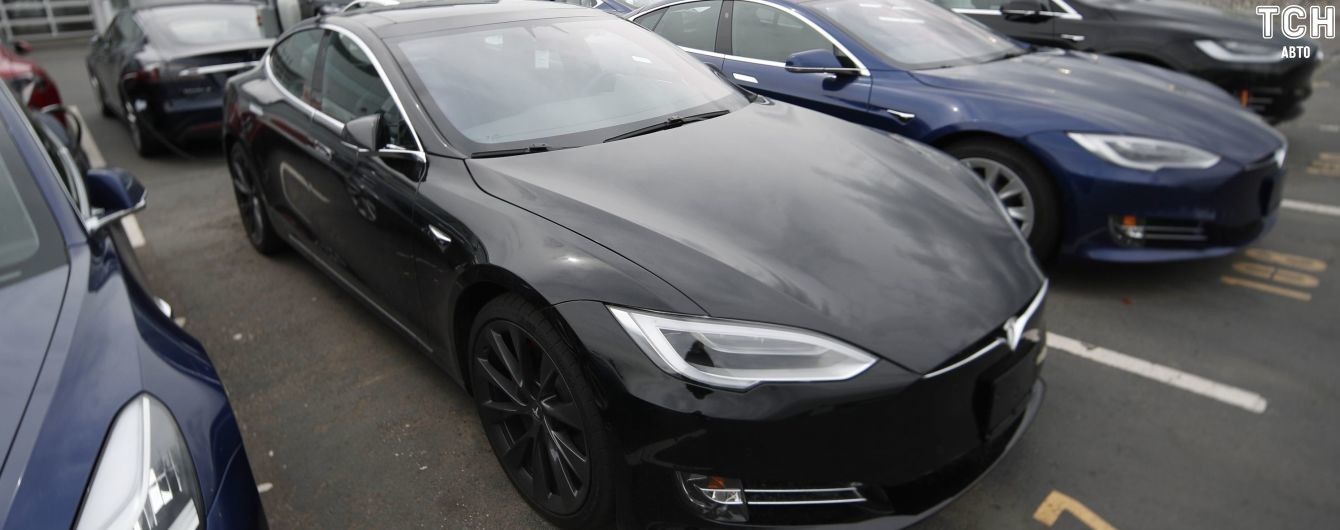 Австриец не может избавиться от разбитой Tesla