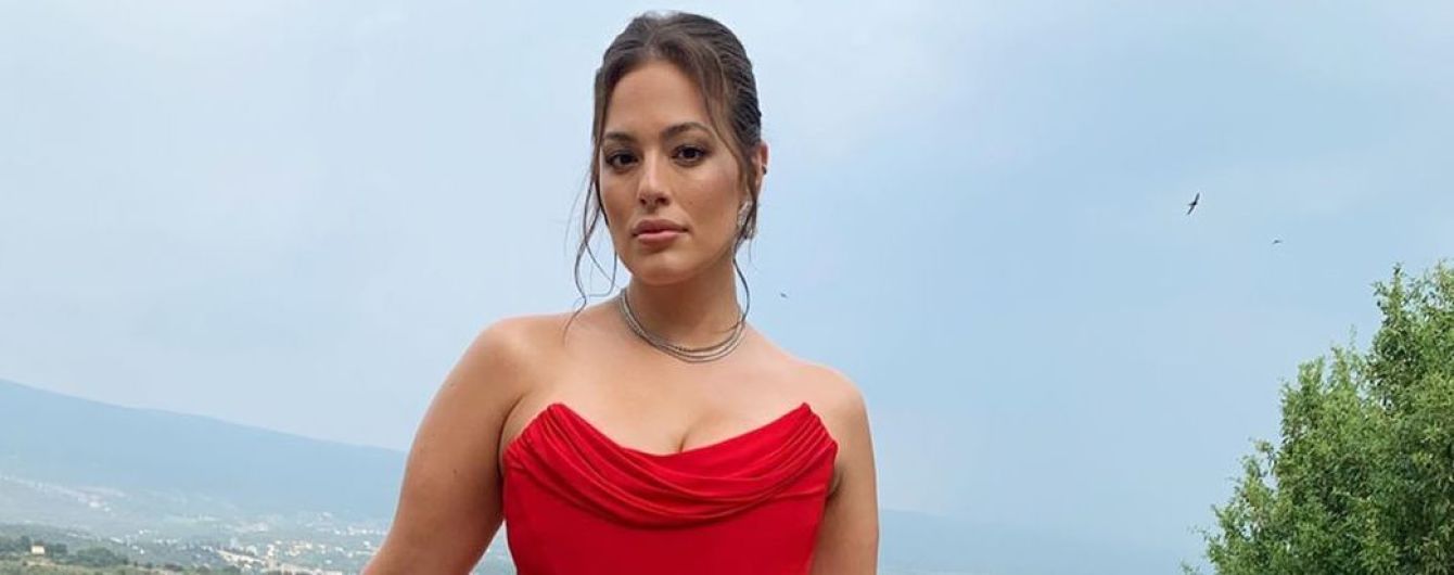 В алом корсетном платье: элегантный образ plus-size модели Эшли Грэм