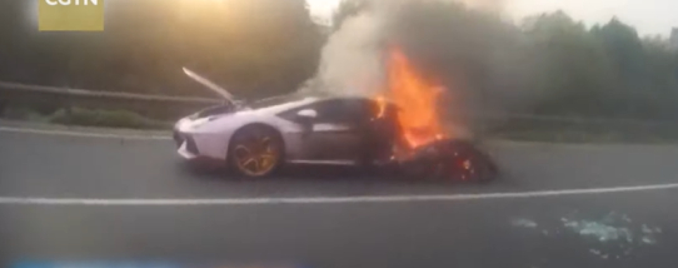 Гиперкар Lamborghini сгорел из-за перегрева у пробке в Китае. Видео