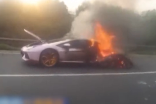 Гиперкар Lamborghini сгорел из-за перегрева у пробке в Китае. Видео