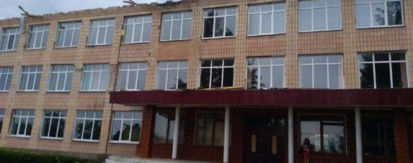 Непогода на Ровенщине: обесточен 51 населенный пункт, а школе снесло крышу
