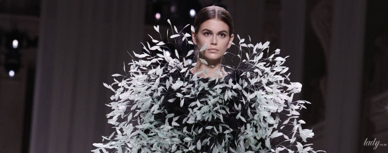 Вся в перьях: Кайя Гербер дефилировала на шоу Givenchy в Париже