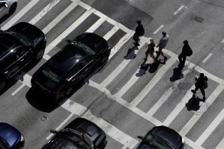 На проспекте Победы в Киеве люди перекрыли дорогу: образовалась пробка