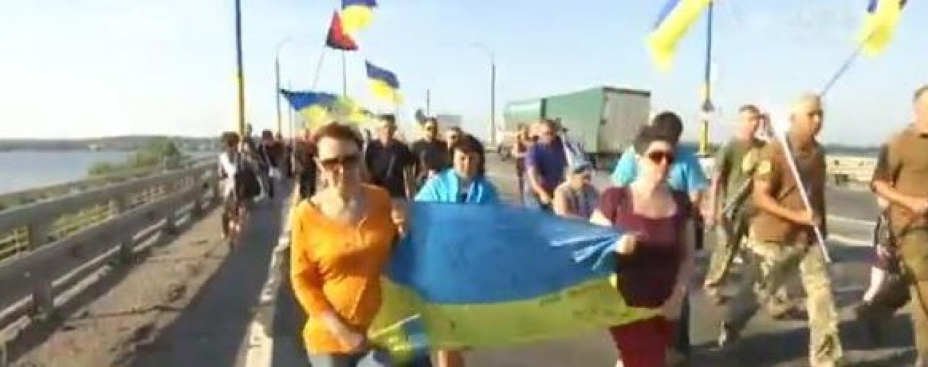 В Херсоне прощаются с погибшей от обстрела медиком: люди идут по городу большой колонной