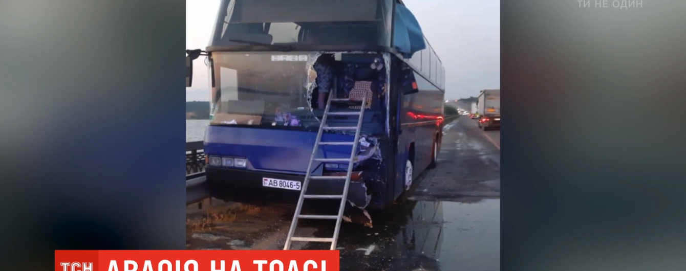 На Одесщине автобус зажало между грузовиком и отбойником