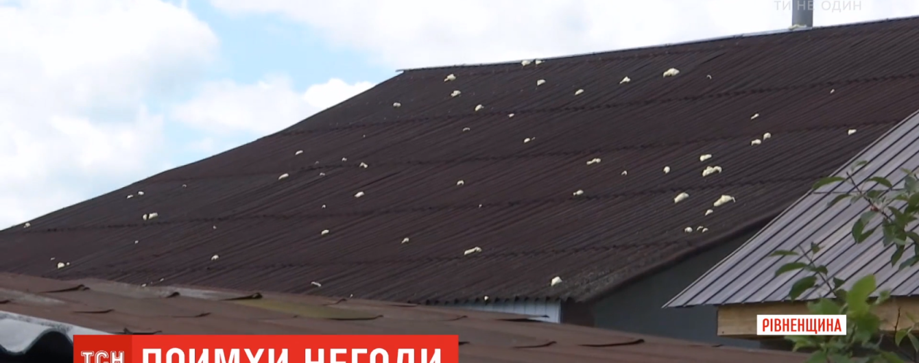 Аномальный град размером с куриное яйцо выпал на Ровенщине.Повредил автомобили, дома и огороды