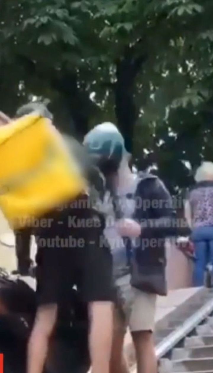 Кур'єр однієї з мереж доставки їжі побив чоловіка за зауваження
